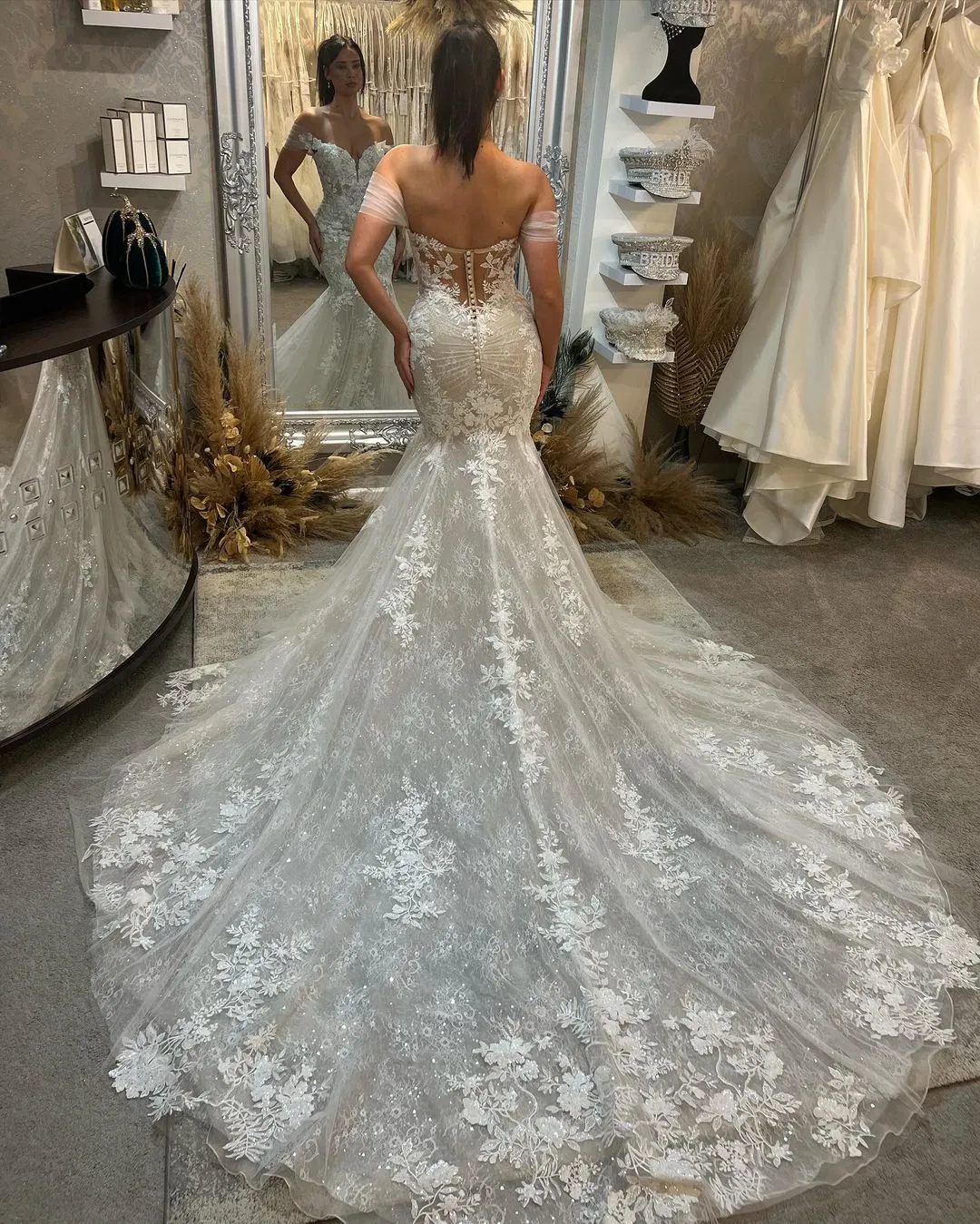 Trendy Floor Length Sweetheart Sleeveless Off-The-Shoulder Lace Wedding Dress with Chapel Train