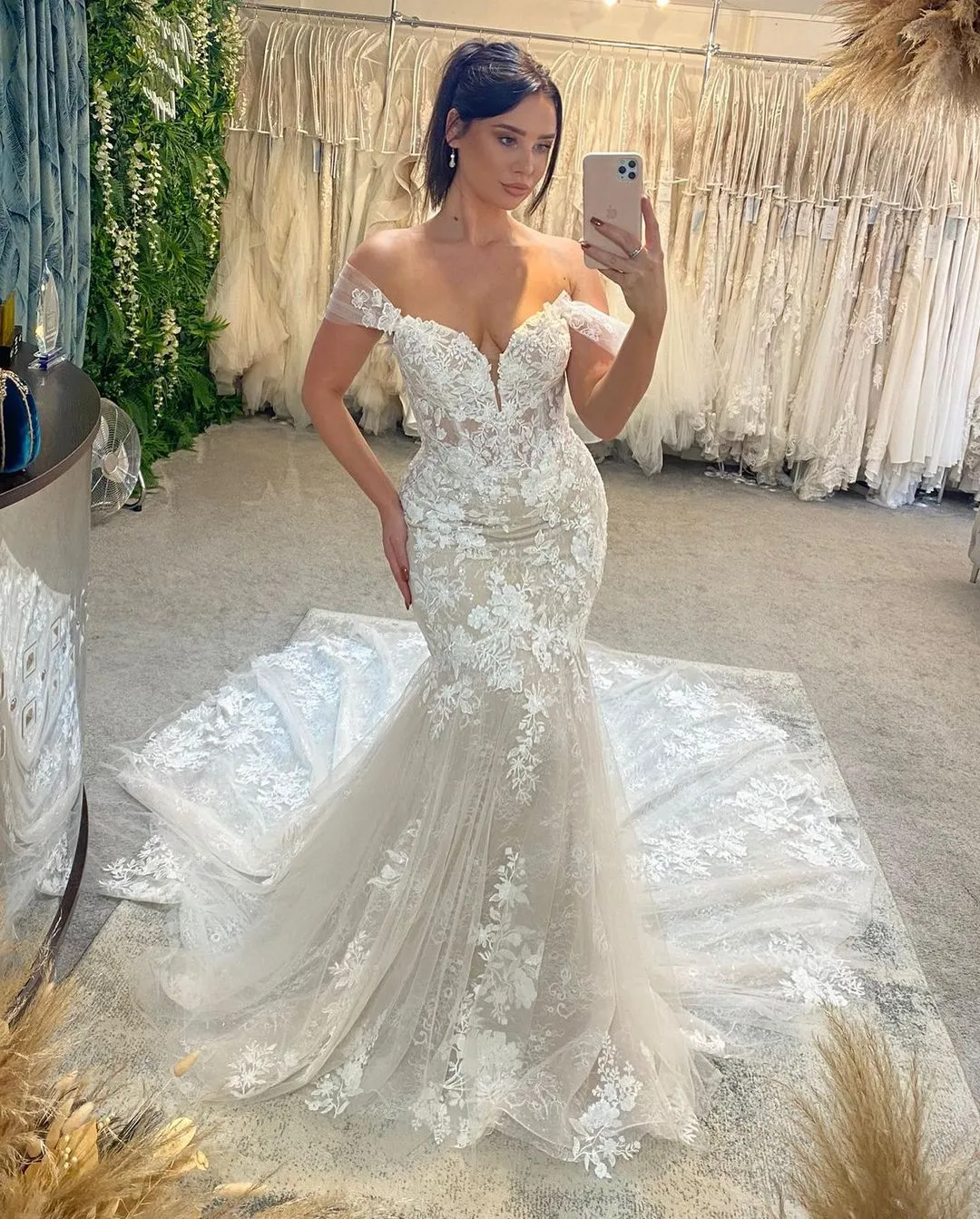 Trendy Floor Length Sweetheart Sleeveless Off-The-Shoulder Lace Wedding Dress with Chapel Train